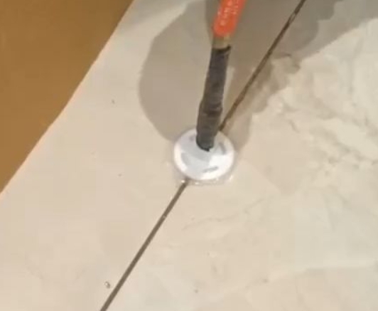 筠连瓷砖空鼓维修公司专业解答瓷砖在铺贴过程中，如果没有涂抹均匀到位的粘结材料（如水泥砂浆或瓷砖胶），可能会导致以下问题