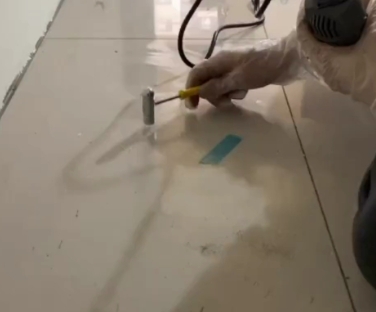 筠连瓷砖开裂维修公司专业分享瓷砖在铺贴前如果没有沥干水分，将会导致以下问题